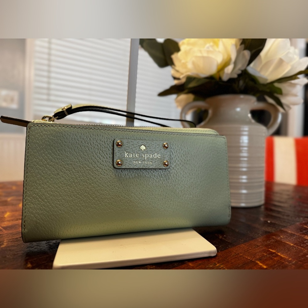 Kate Spade Layton Wellesley Leather Large Wallet Wristlet Mint MSRP $178